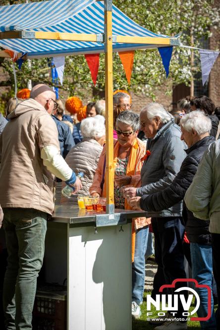 Volle terrassen, bruisende kleedjesmarkt en sportieve Wallenloop: Elburg leeft tijdens koningsdag! - &copy; NWVFoto.nl